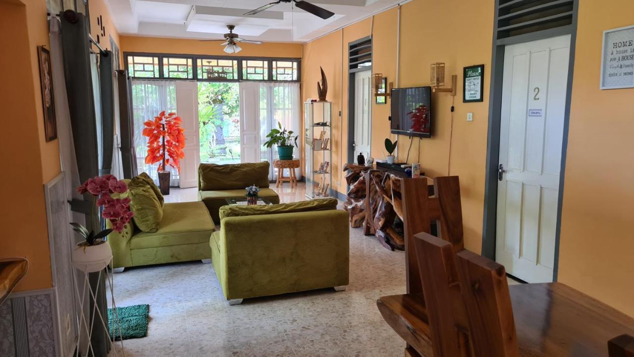 Dewi Sri Guesthouse マタラム エクステリア 写真