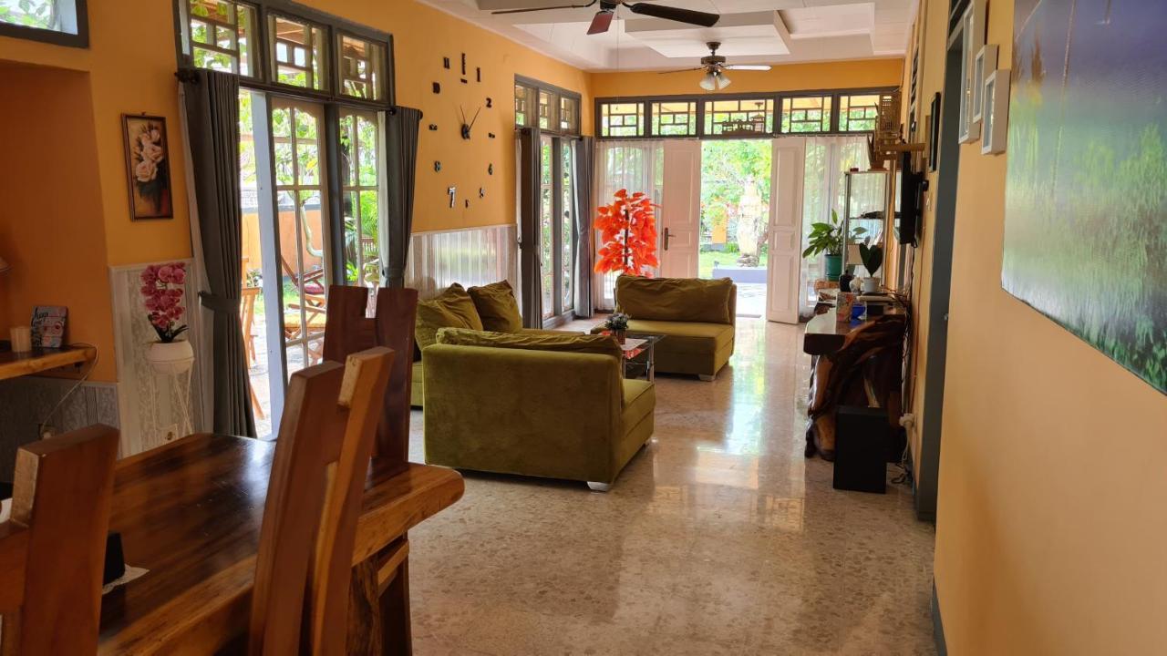 Dewi Sri Guesthouse マタラム エクステリア 写真