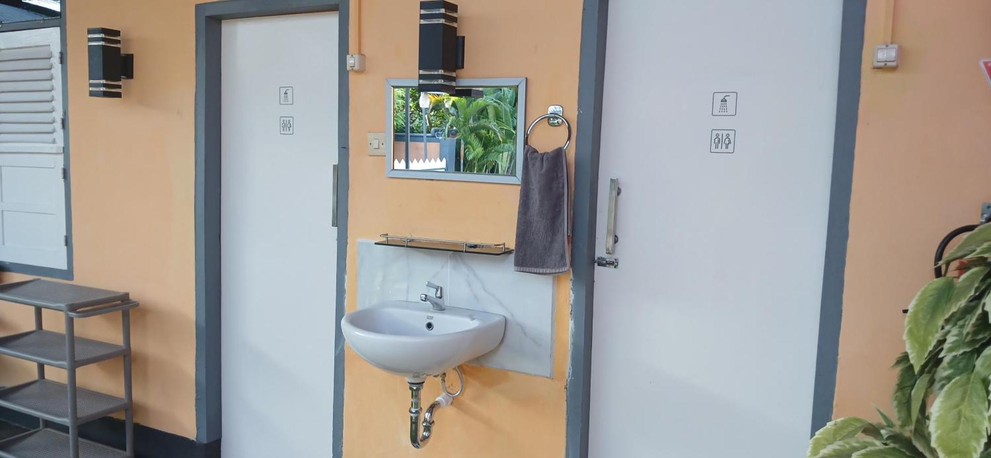 Dewi Sri Guesthouse マタラム エクステリア 写真