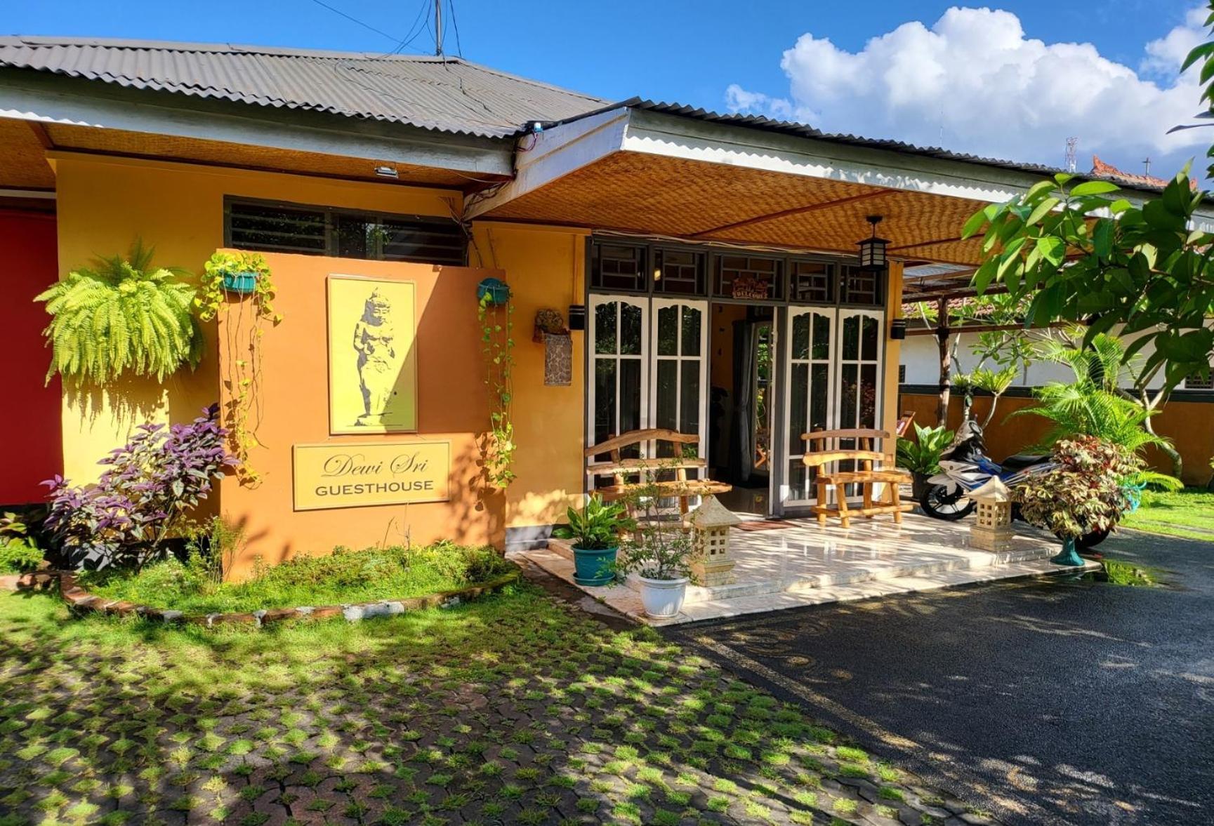 Dewi Sri Guesthouse マタラム エクステリア 写真